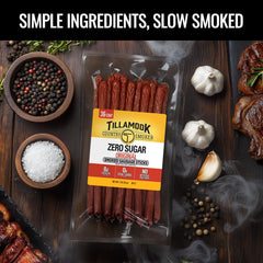 TILLAMOOK COUNTRY SMOKER palito en mano para comparar tamaño y portabilidad