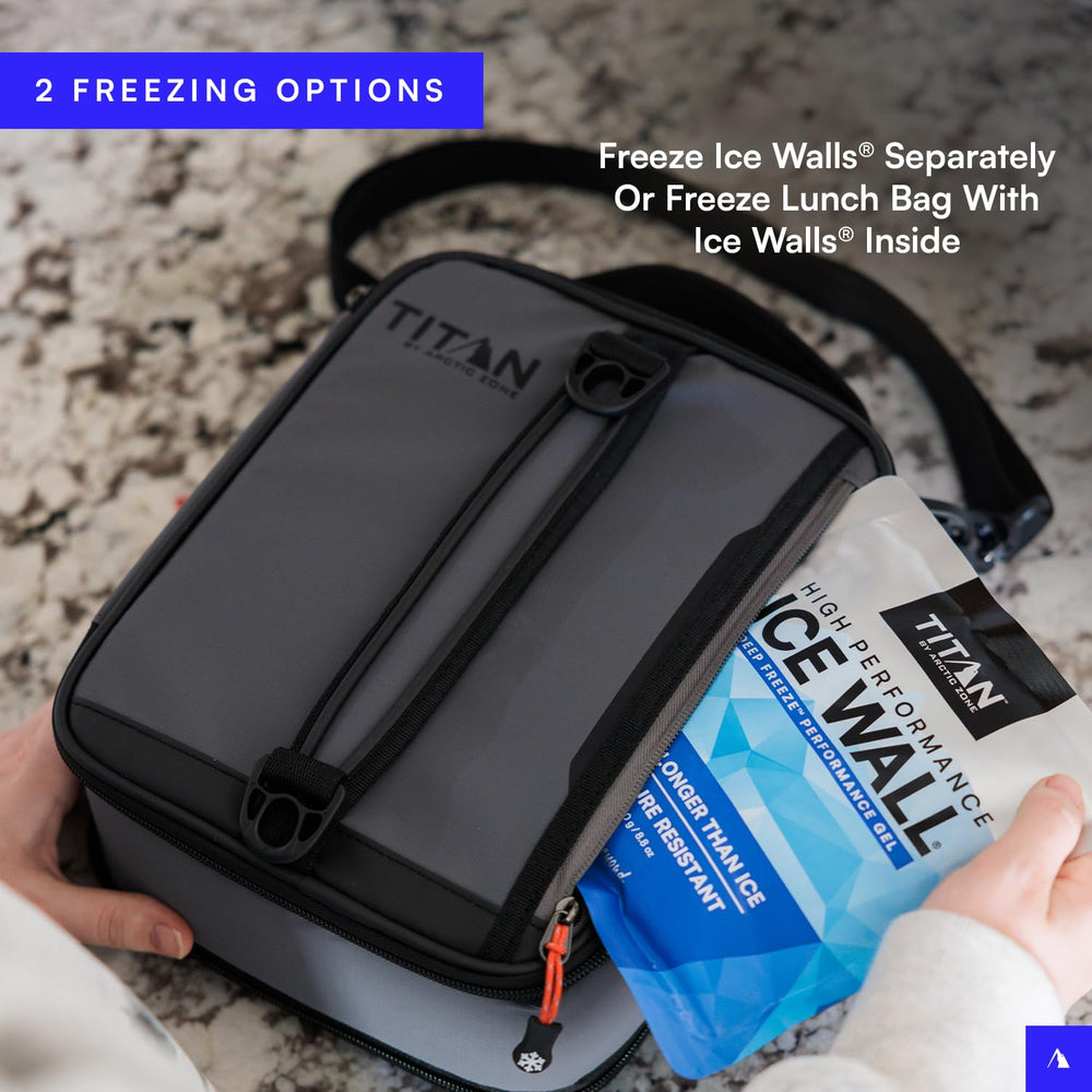 Titan by Arctic Zone junto a una botella para comparar escala y capacidad práctica