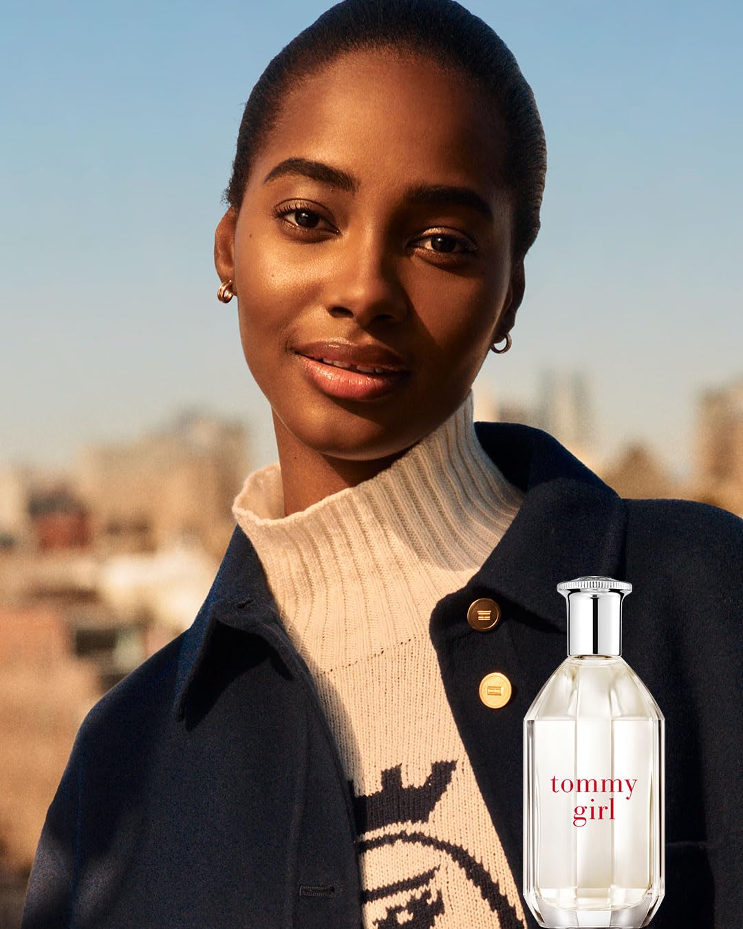 Tommy Hilfiger frasco dentro de un bolso representando portabilidad