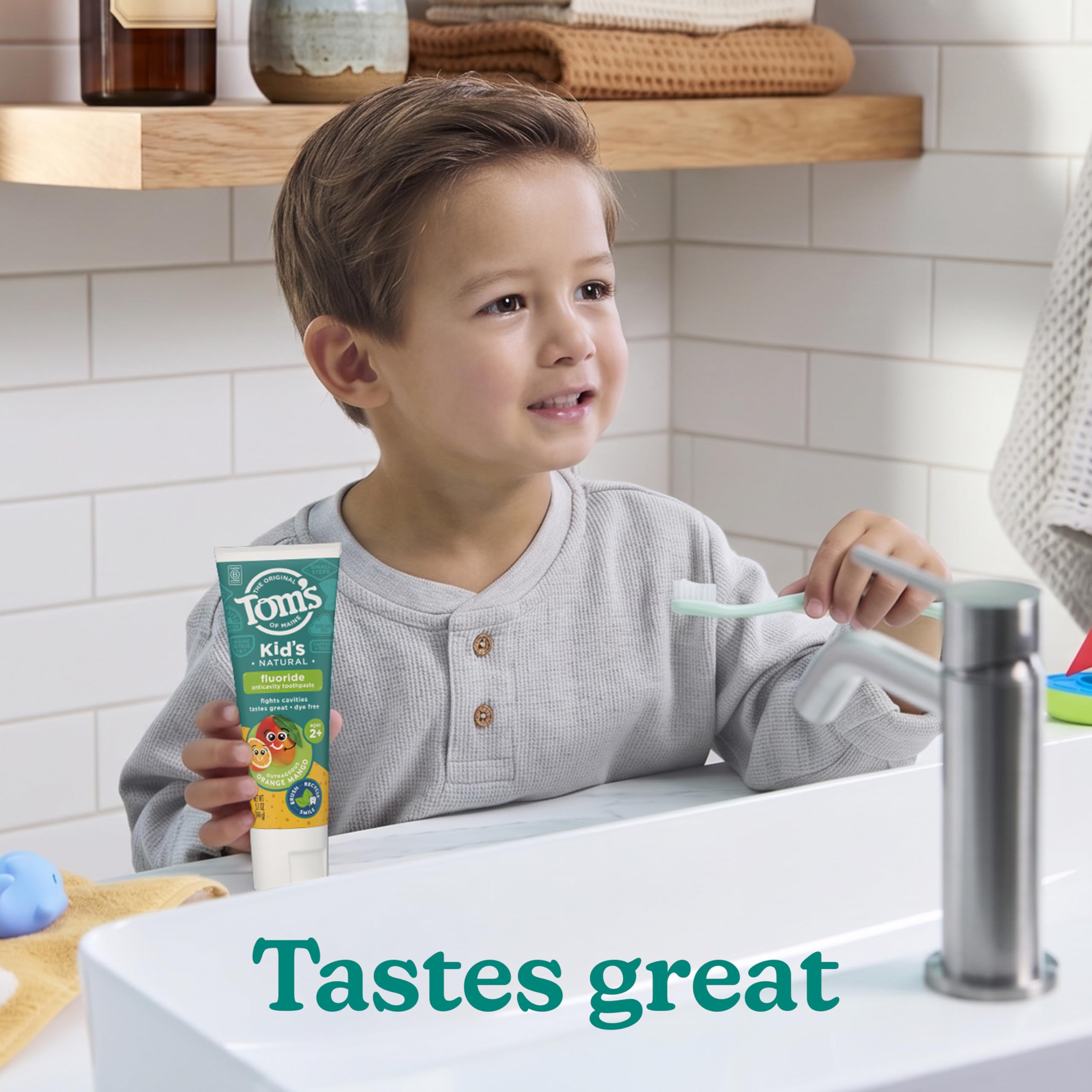 Tom's of Maine madre cepillando a niño con sonrisa que muestra motivación al cepillado