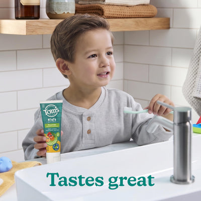 Tom's of Maine madre cepillando a niño con sonrisa que muestra motivación al cepillado