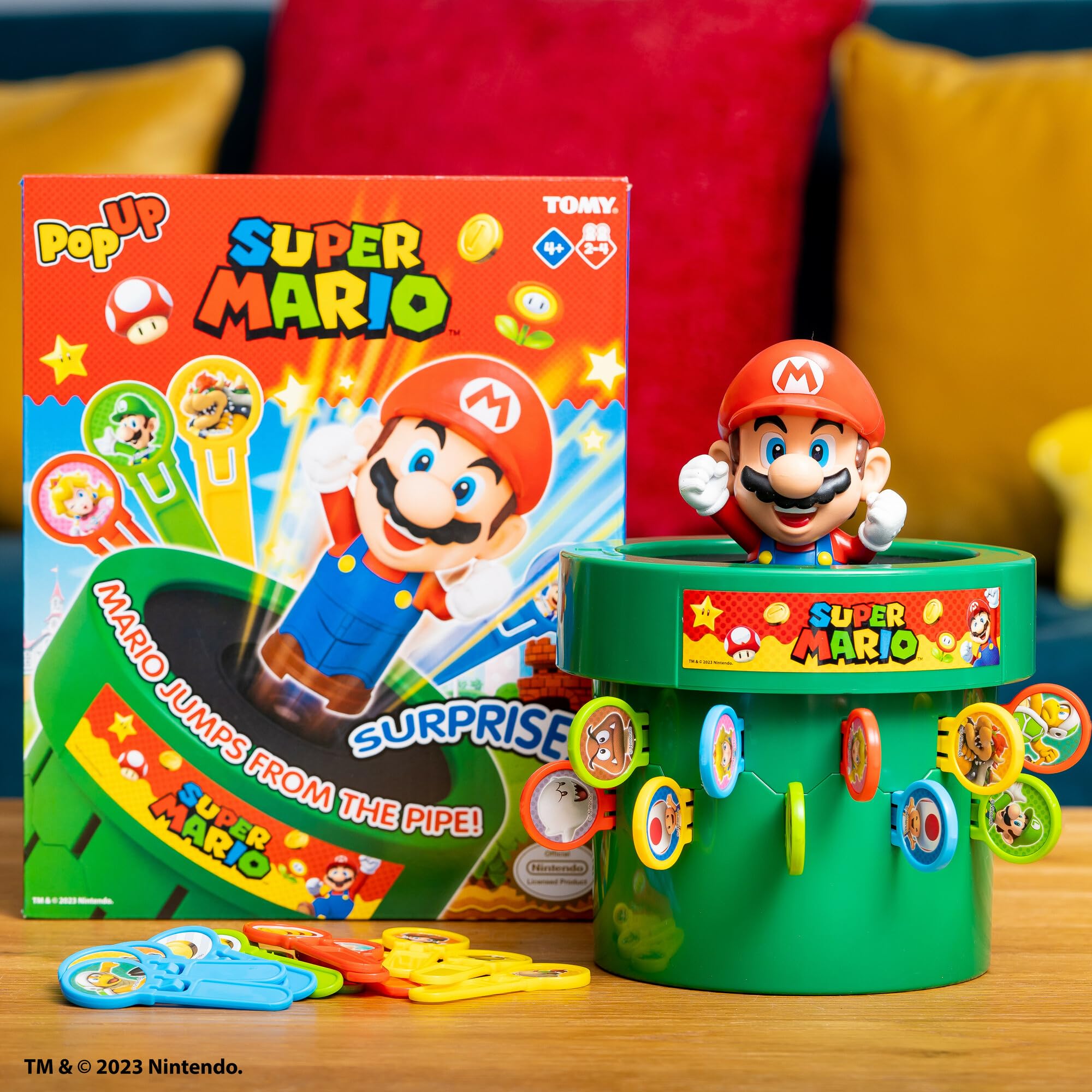 TOMY juego en mesa en ambiente festivo, ideal para reuniones familiares