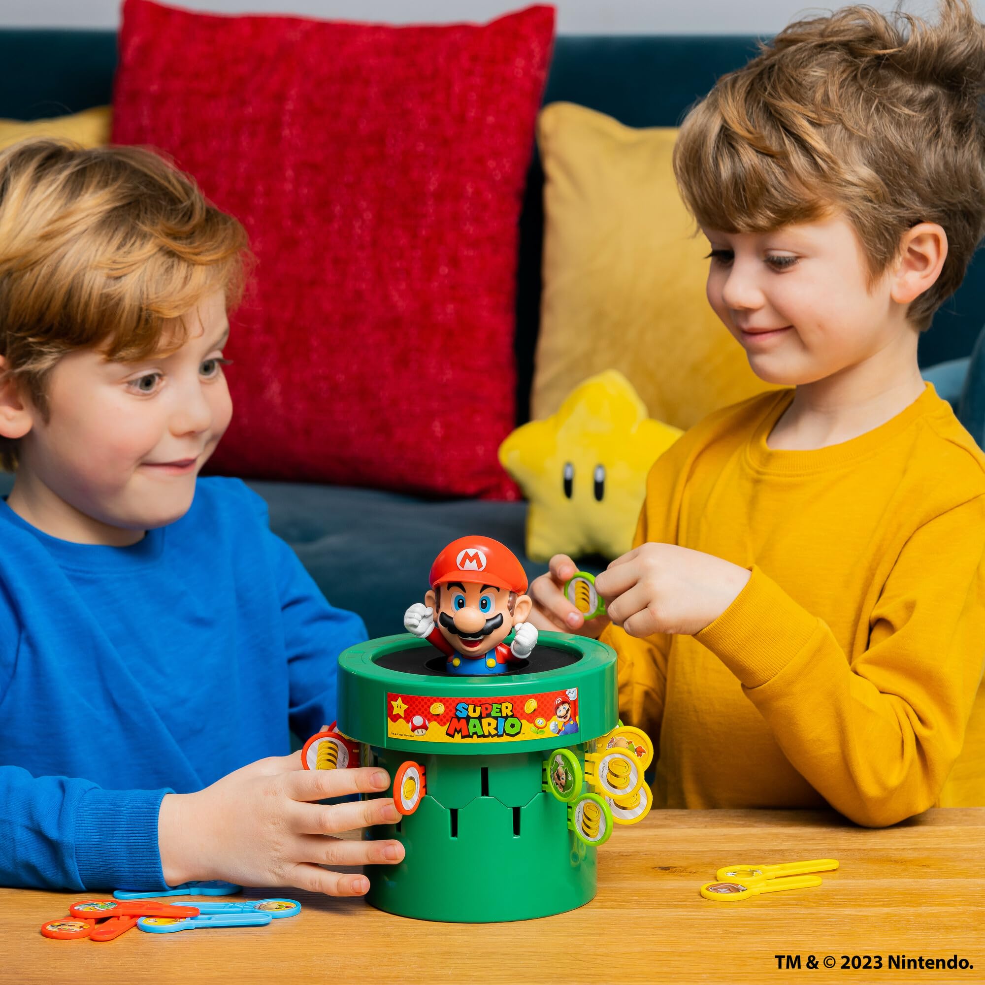 TOMY comparación de tamaño con mano infantil, muestra escala real
