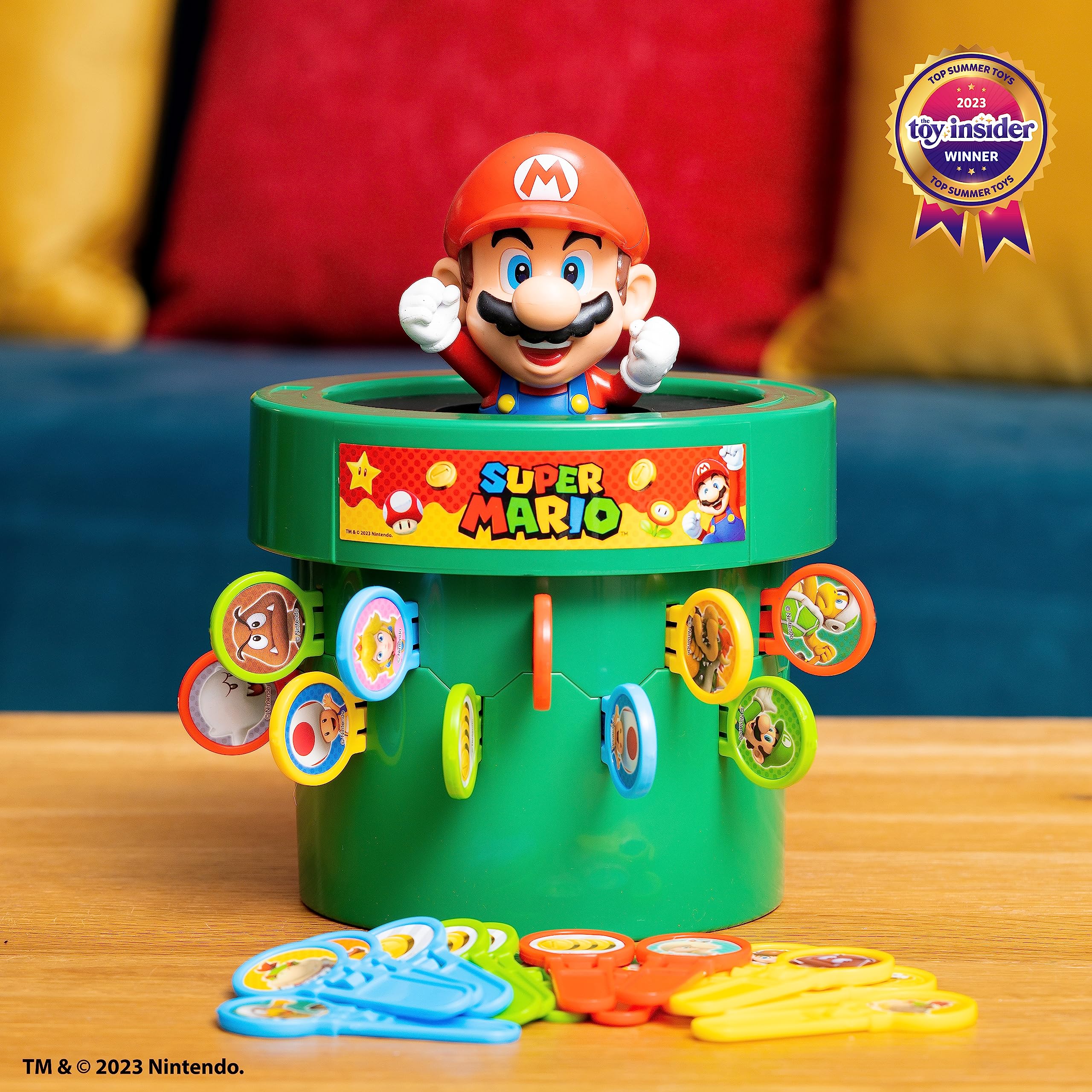 TOMY tubería con figura de Mario emergiendo, foco en sorpresa y acción