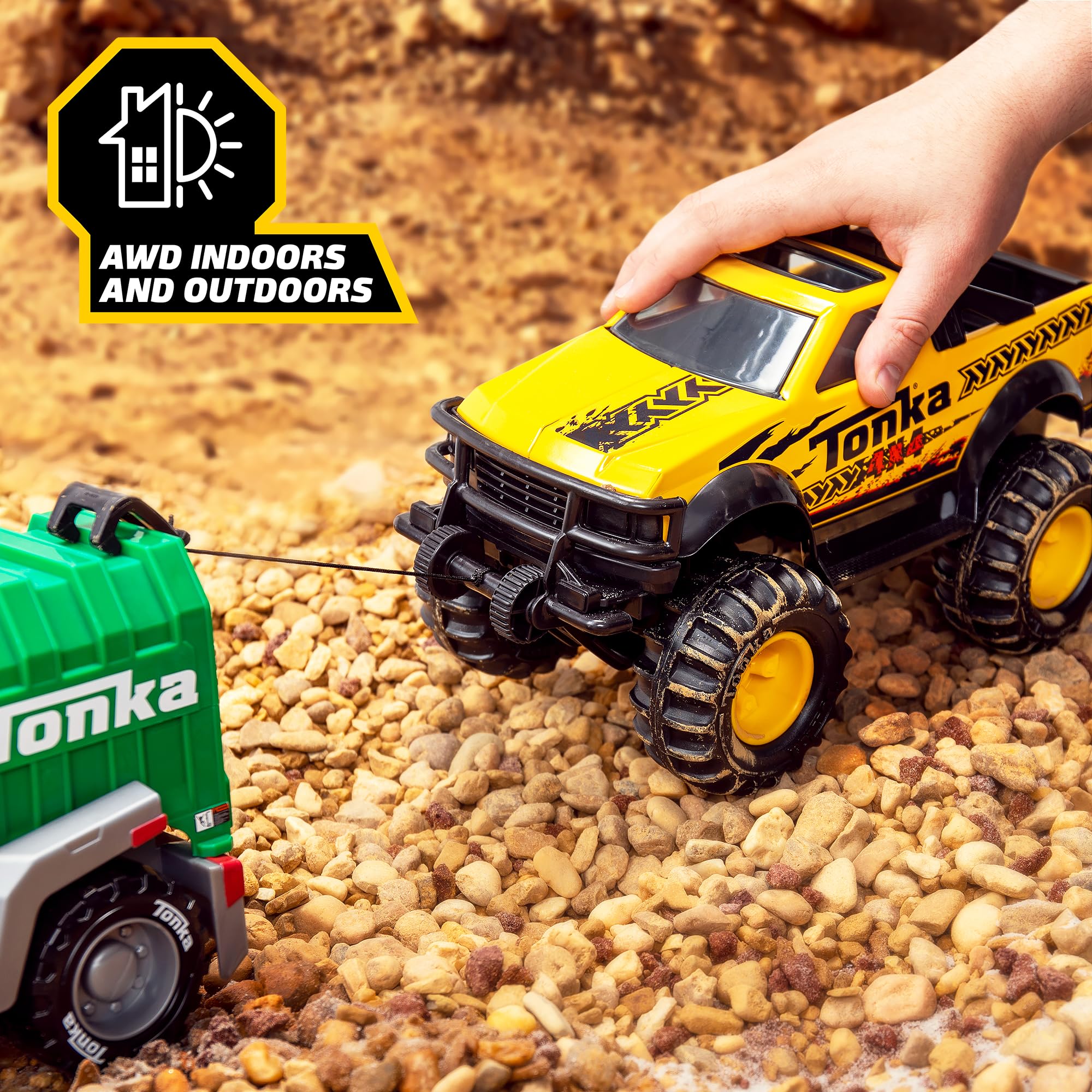 Tonka comparación con mano para apreciar escala y peso del juguete