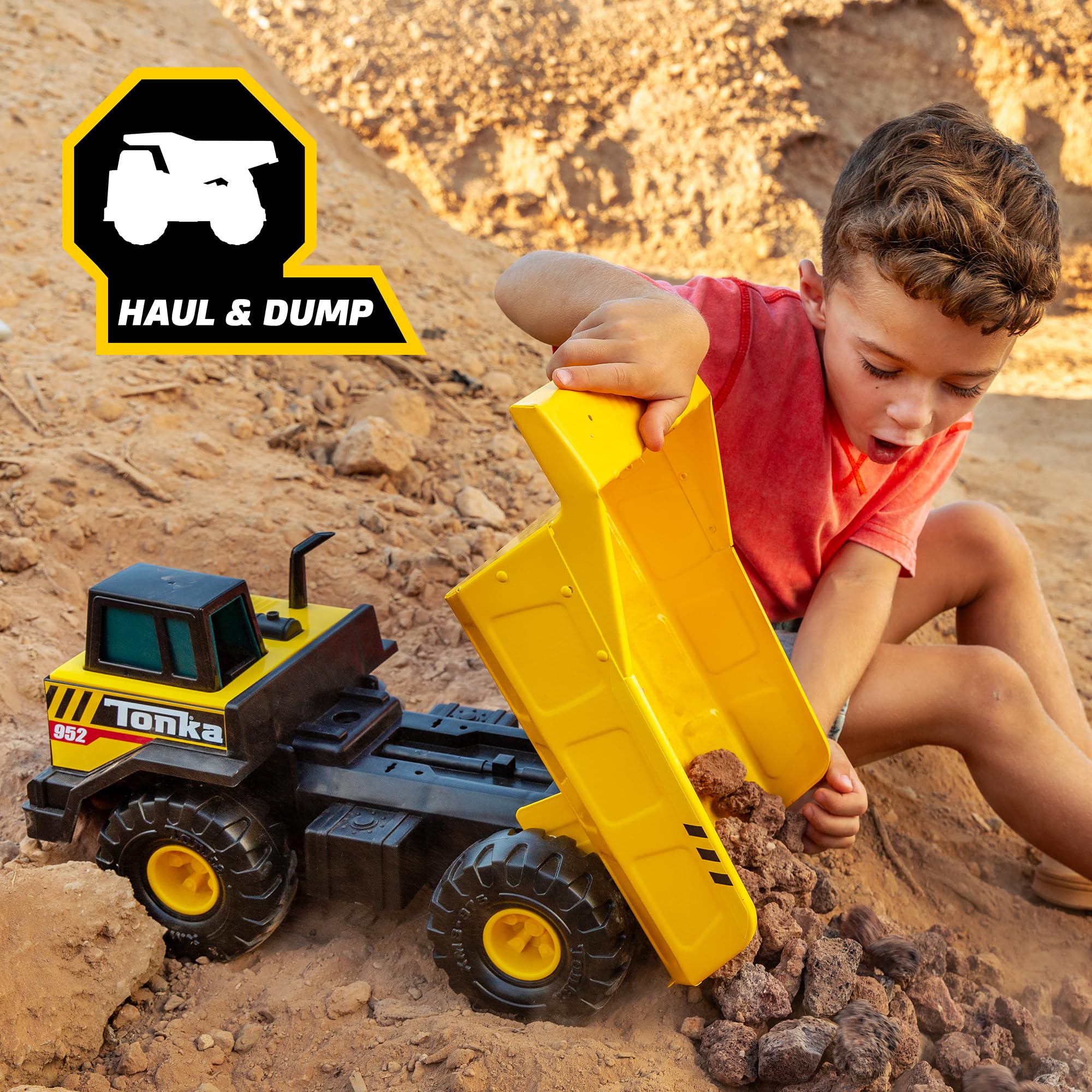Tonka uso en exterior en caja de arena para fomentar juego activo