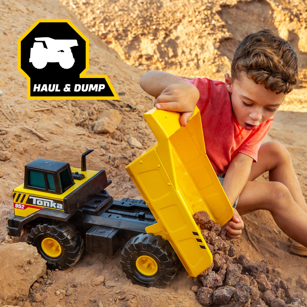 Tonka uso en exterior en caja de arena para fomentar juego activo
