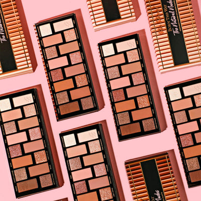 Too Faced paleta junto a objetos para comparar tamaño práctico