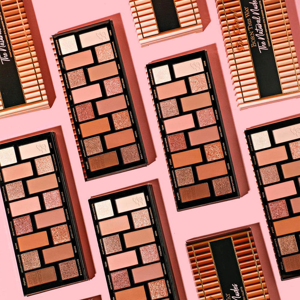 Too Faced paleta junto a objetos para comparar tamaño práctico