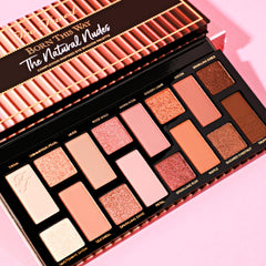 Too Faced ojo maquillado con sombra aplicada demostrando acabado