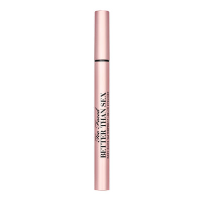Too Faced delineador junto a moneda mostrando escala y tamaño de 0.02 oz