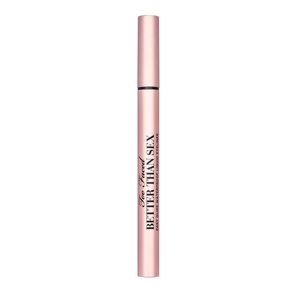 Too Faced delineador junto a moneda mostrando escala y tamaño de 0.02 oz