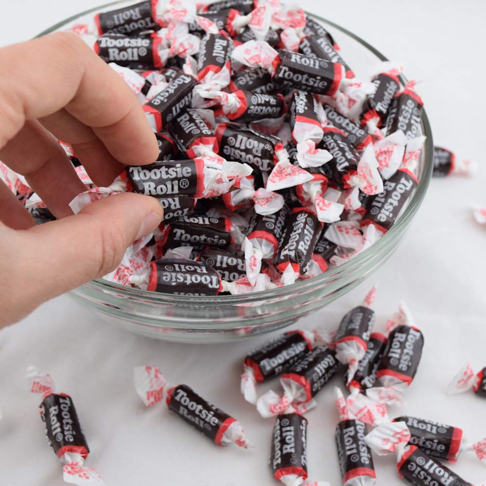 Tootsie Roll Midgees en mesa de fiesta, ideal para candy buffet
