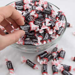 Tootsie Roll Midgees en mesa de fiesta, ideal para candy buffet