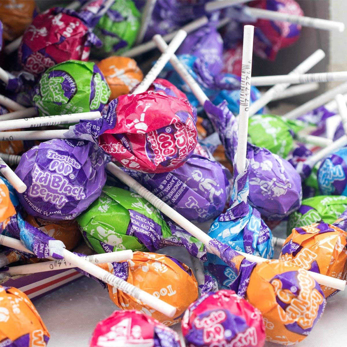 Tootsie Roll paleta en mano mostrando tamaño y porción de 60 calorías