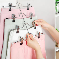 TOPIA HANGER comparación de tamaño junto a prendas para escala