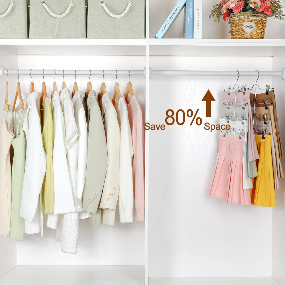 TOPIA HANGER primer plano de pinzas con recubrimiento que protege prendas
