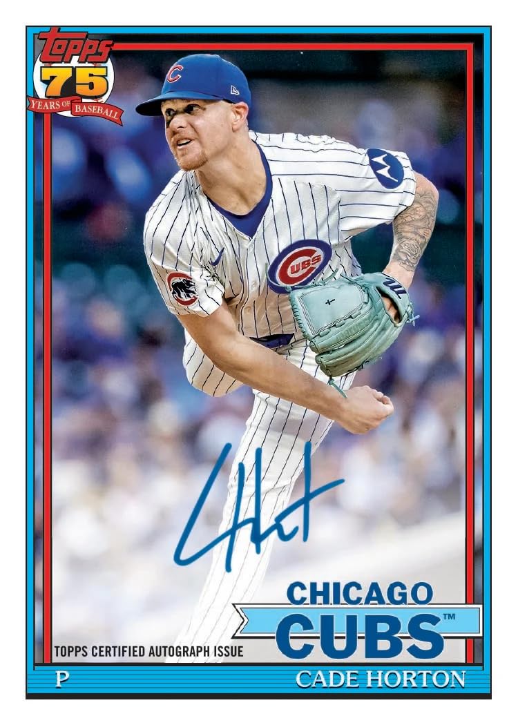 Escena de escritorio con cartas Topps y accesorios, Topps ideal para coleccionistas