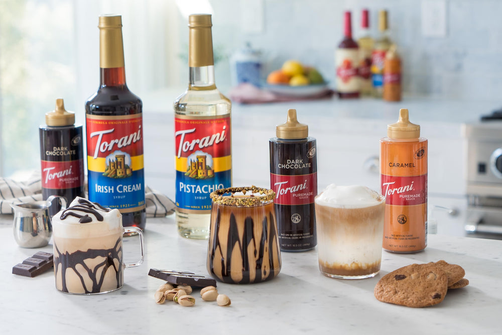 Torani en uso sobre latte con chocolate blanco aporta aspecto profesional y sabor