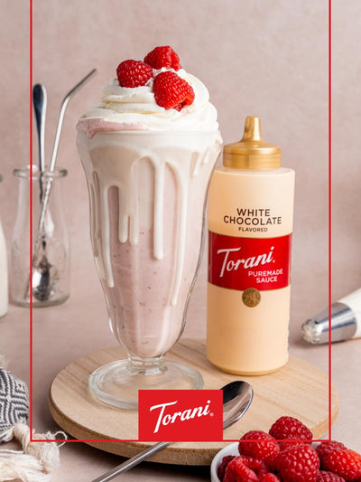 Torani salsa chocolate blanco decorando helado con brillo apetitoso