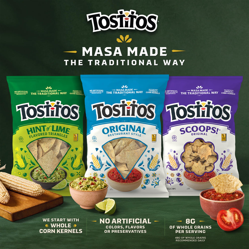 Tostitos mano sosteniendo bolsa individual, facilita porciones