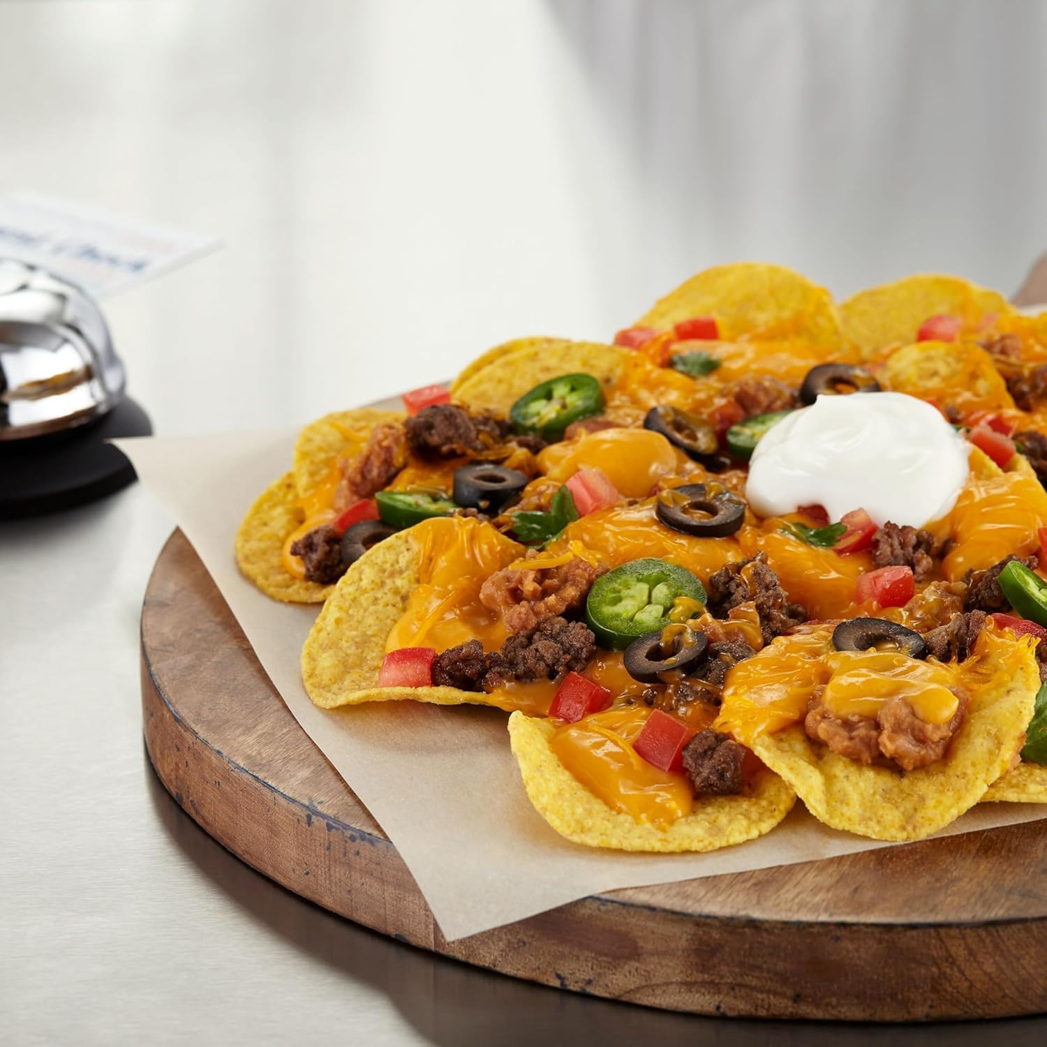 Tostitos mesa de snacks con varias bolsas, ideal para reuniones