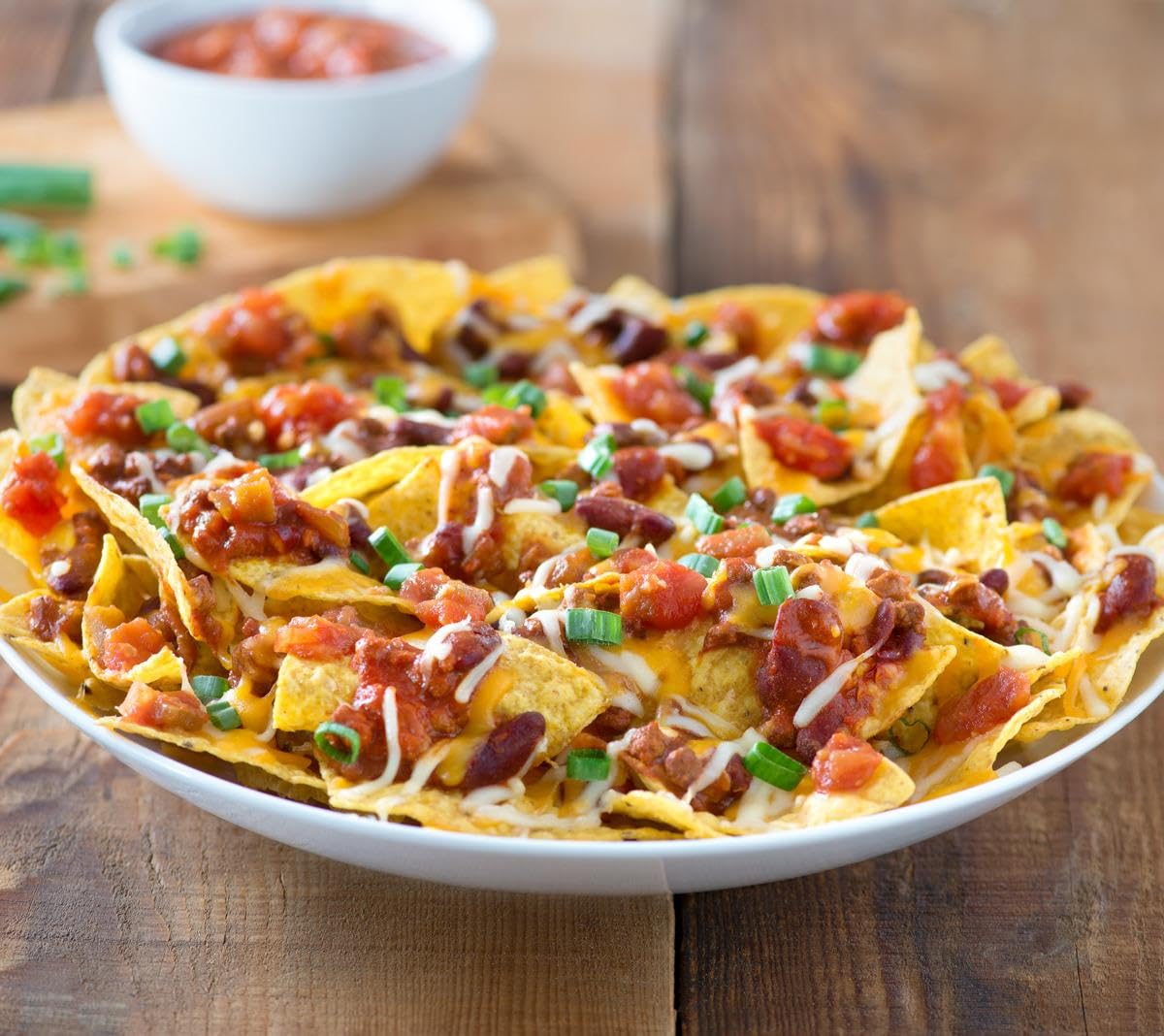Tostitos frasco en mano para mostrar tamaño práctico y portable