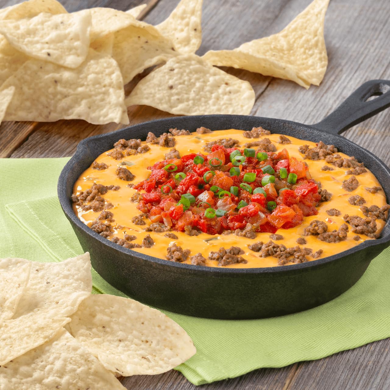 Tostitos dip calentado sobre nachos para untar y compartir