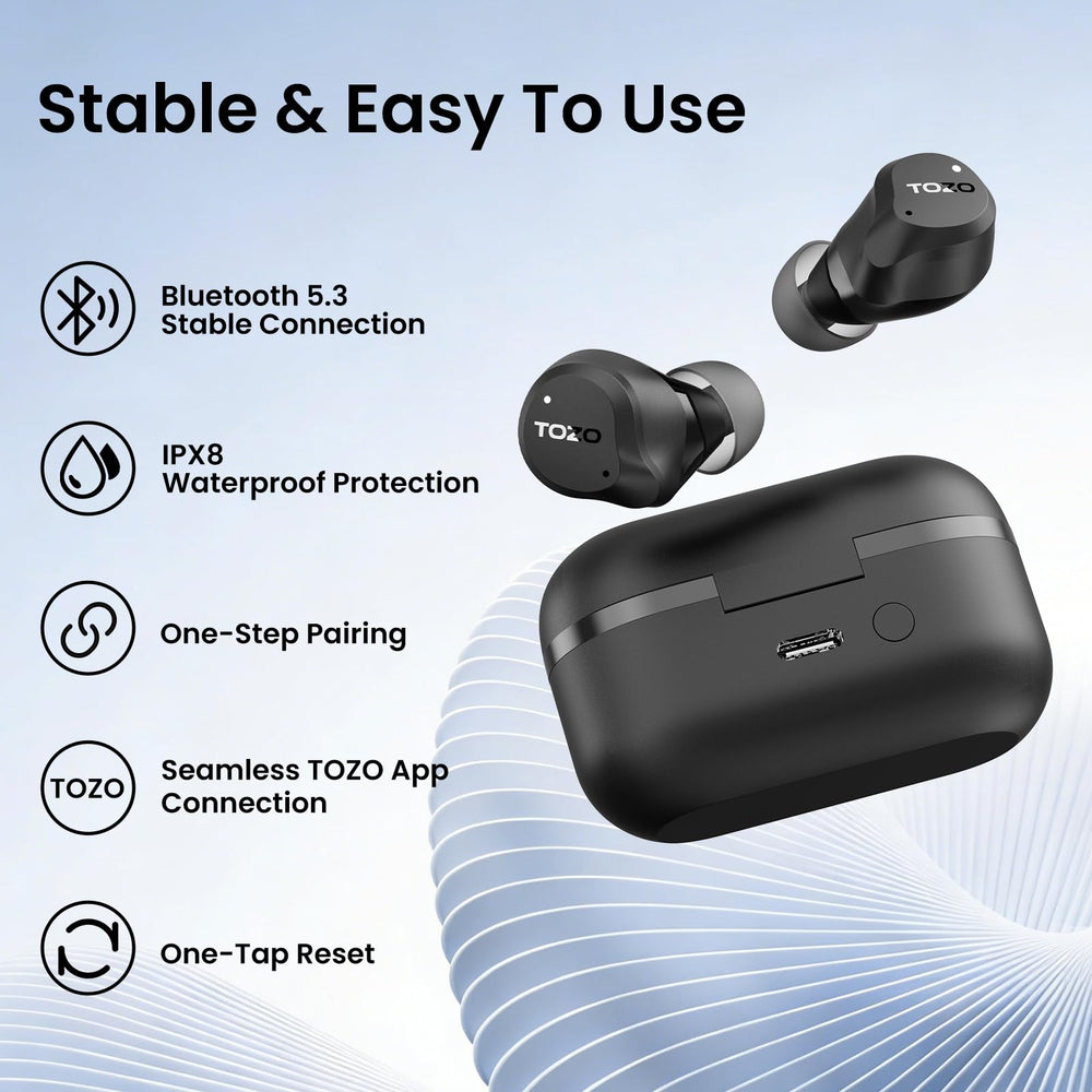 TOZO NC9 en mano para comparar tamaño y portabilidad