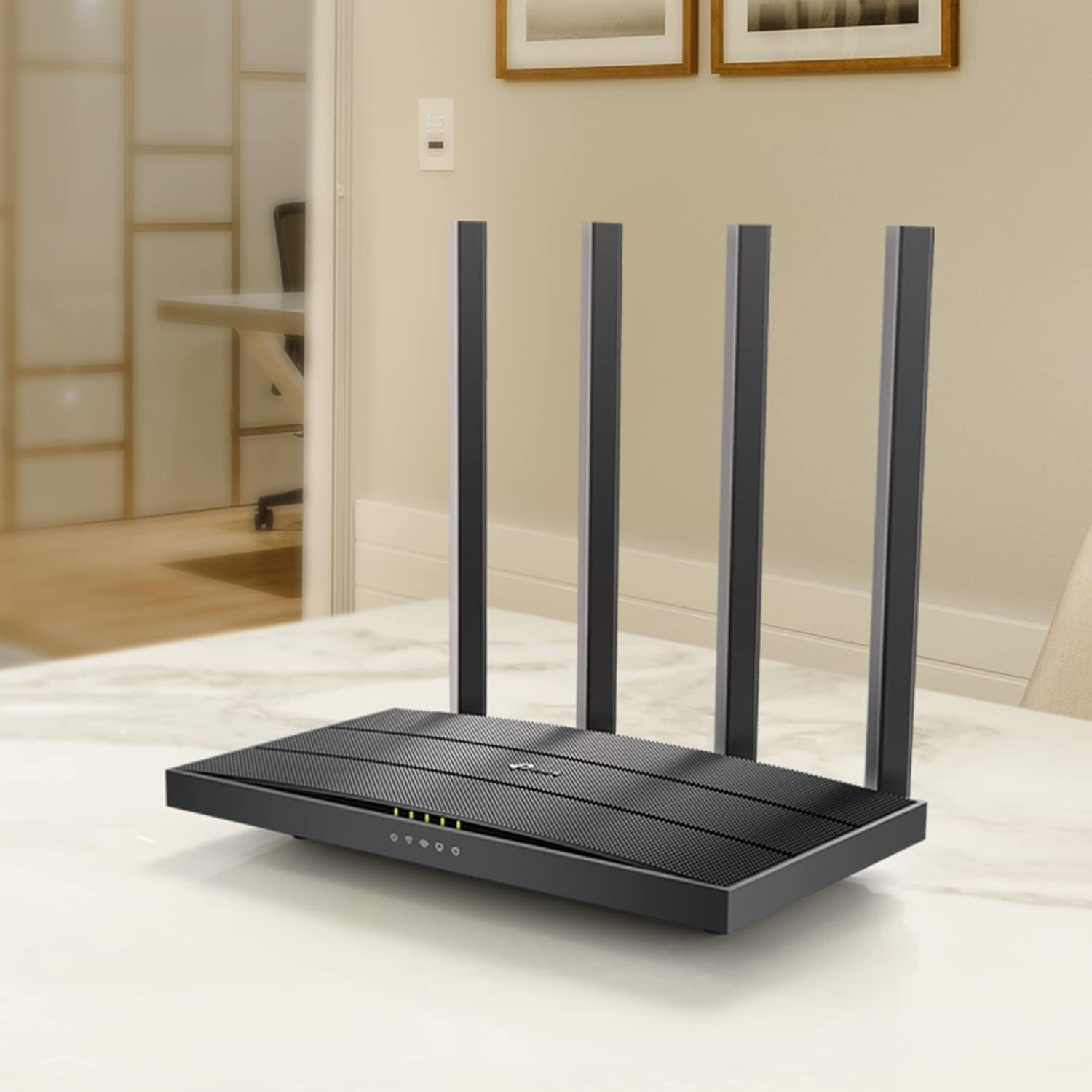 TP-Link Archer A6 comparación de tamaño junto a objetos para ver escala real