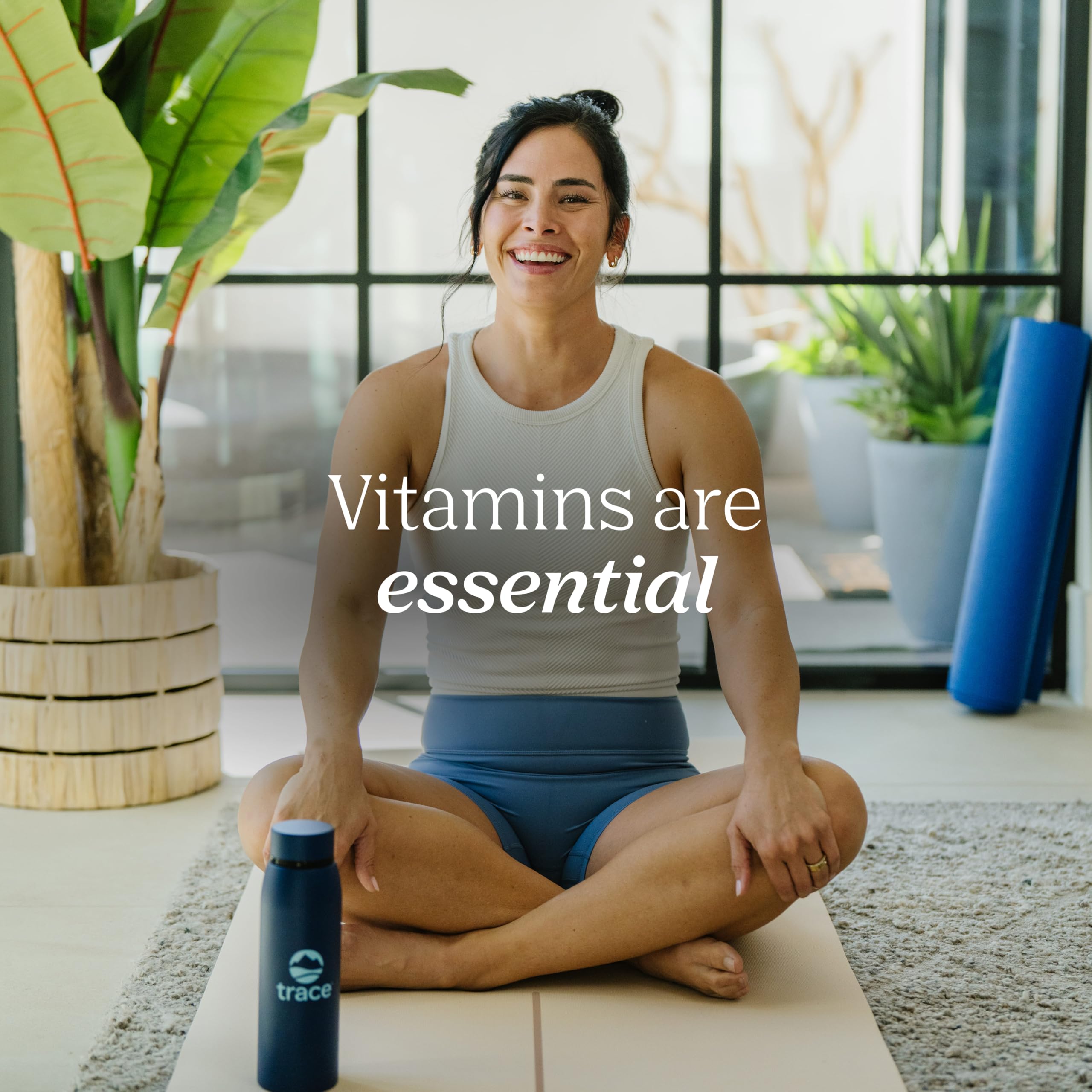 Trace Minerals mano sosteniendo frasco sin sabor, ideal para mezcla en bebidas