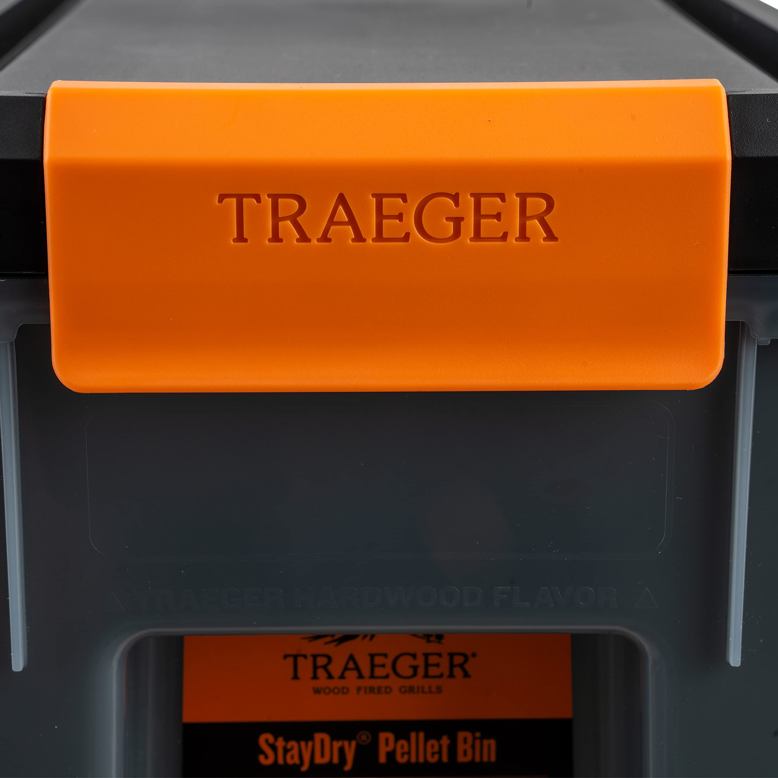 Traeger contenedor en área de parrilla manteniendo orden y accesibilidad