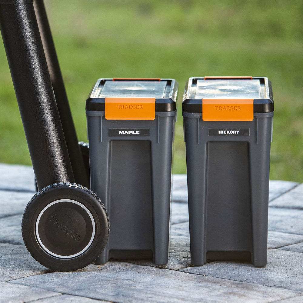 Traeger comparación de tamaño del contenedor junto a una bolsa de 22 lb