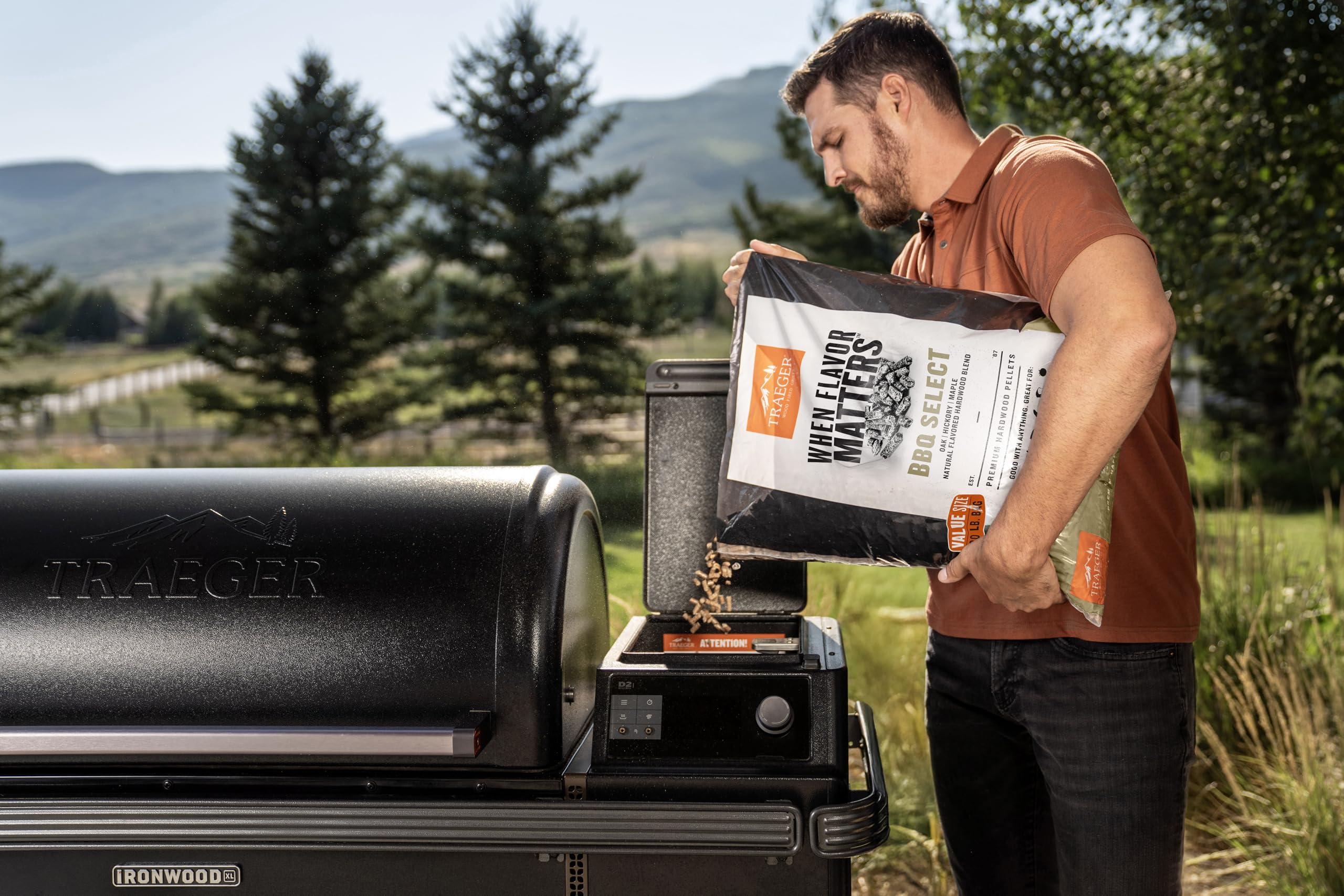 saco Traeger 30 lb comparado con manos para mostrar escala y conveniencia