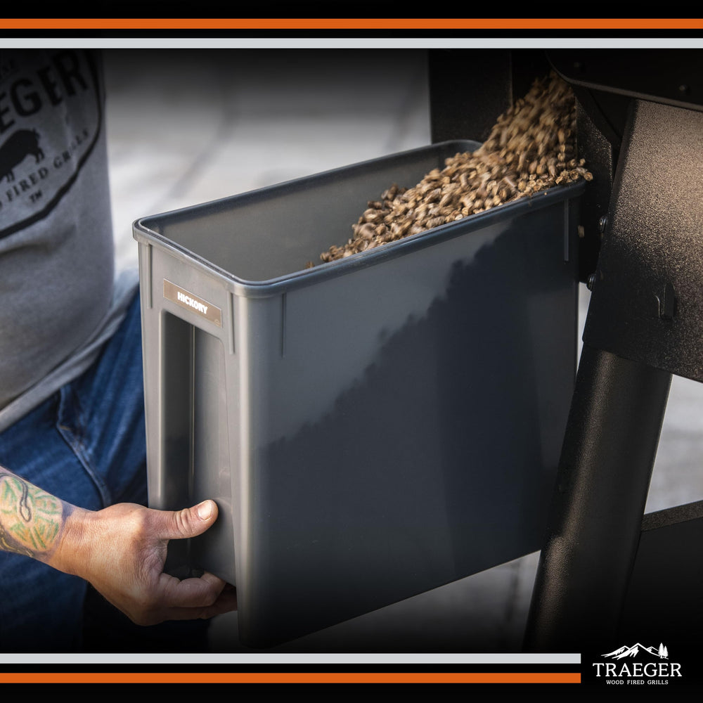 Traeger llenando el contenedor desde un saco sin derramar pellets