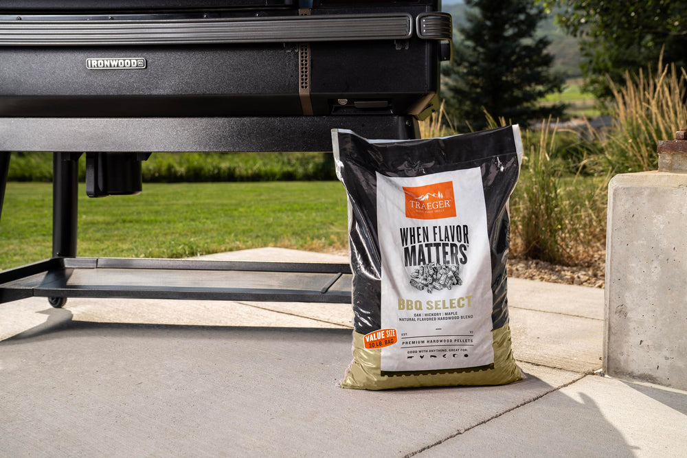 pellets Traeger en tolva de parrilla en uso aportando sabor ahumado consistente
