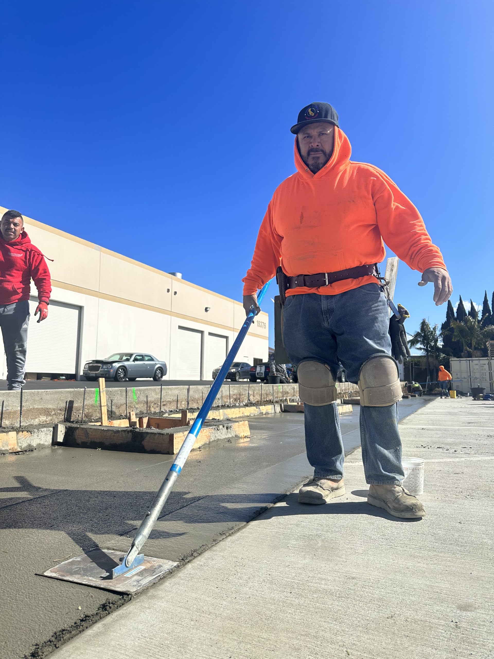 TROXELL USA rodillera en uso en obra mejorando confort al arrodillarse