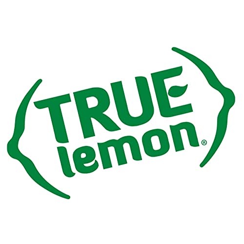 True Citrus persona usando un sobre al aire libre para hidratación sabrosa