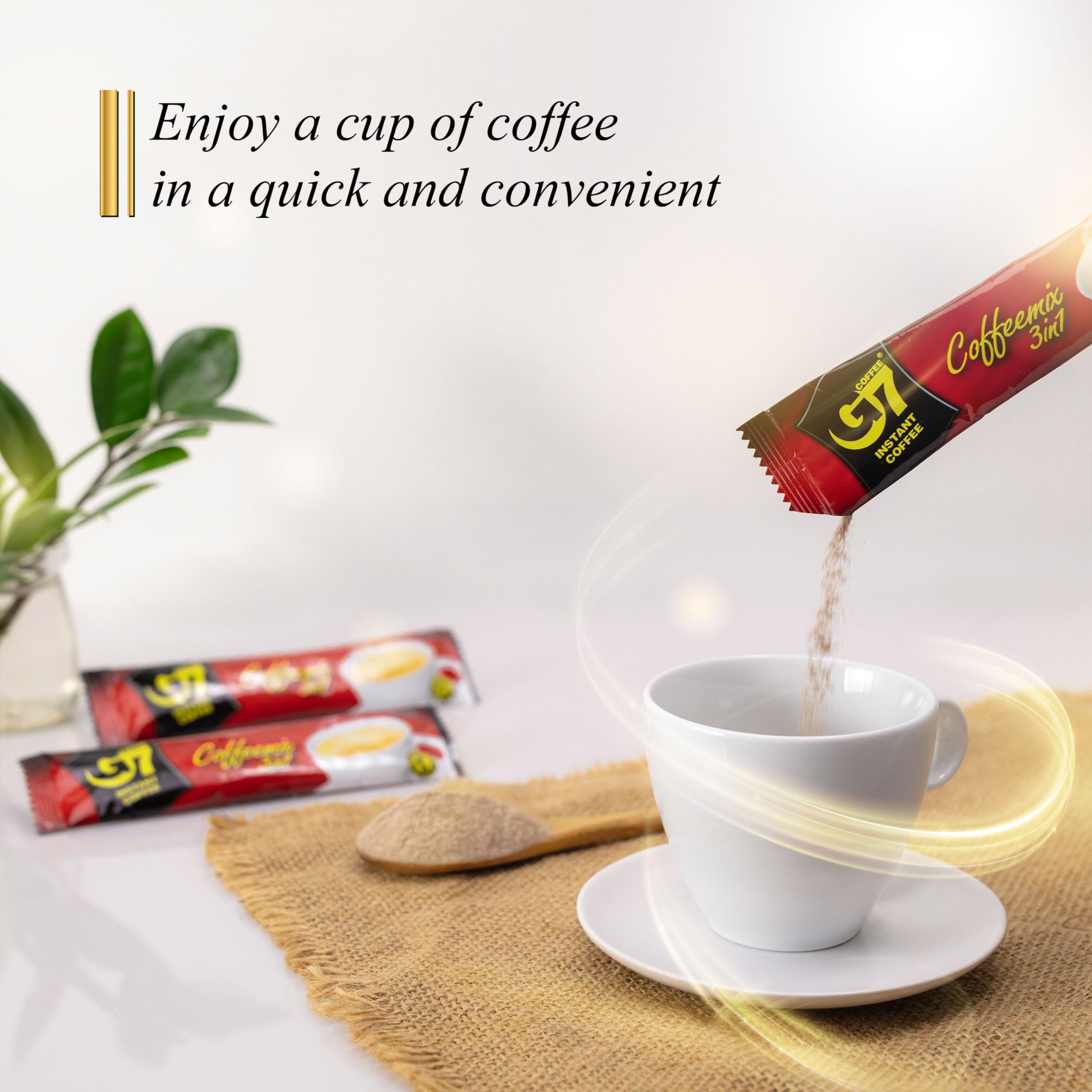 TRUNG NGUYÊN Legend stick junto a mano para comparar tamaño y portabilidad