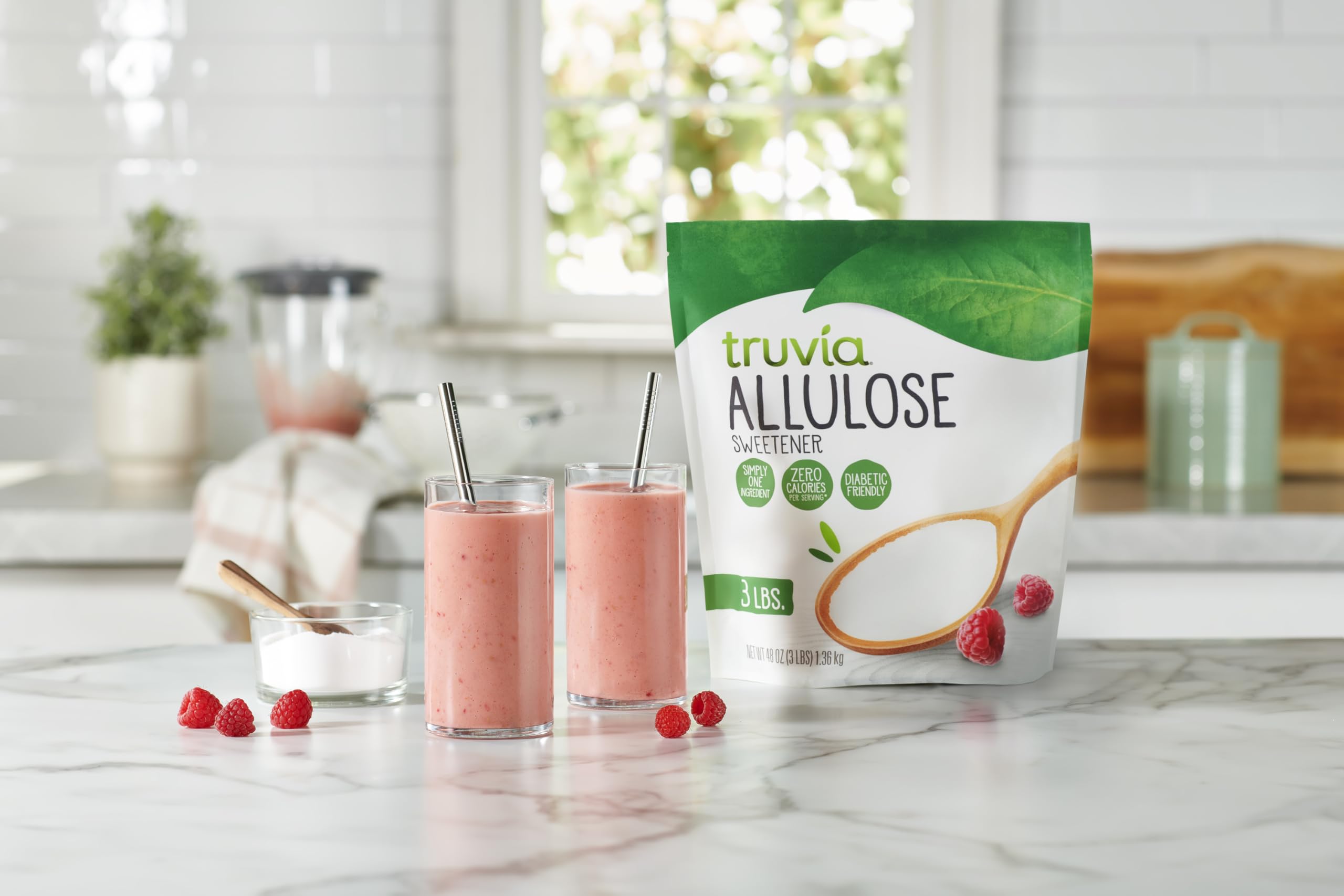 Cucharada y tazas con Truvia Allulose mostrando equivalencias de medida