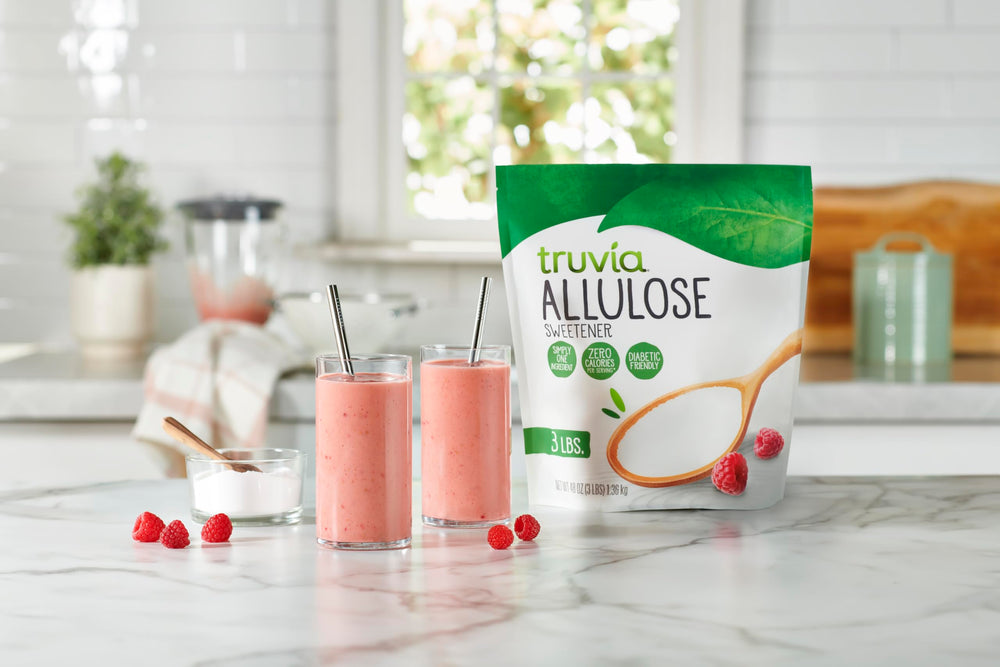 Cucharada y tazas con Truvia Allulose mostrando equivalencias de medida