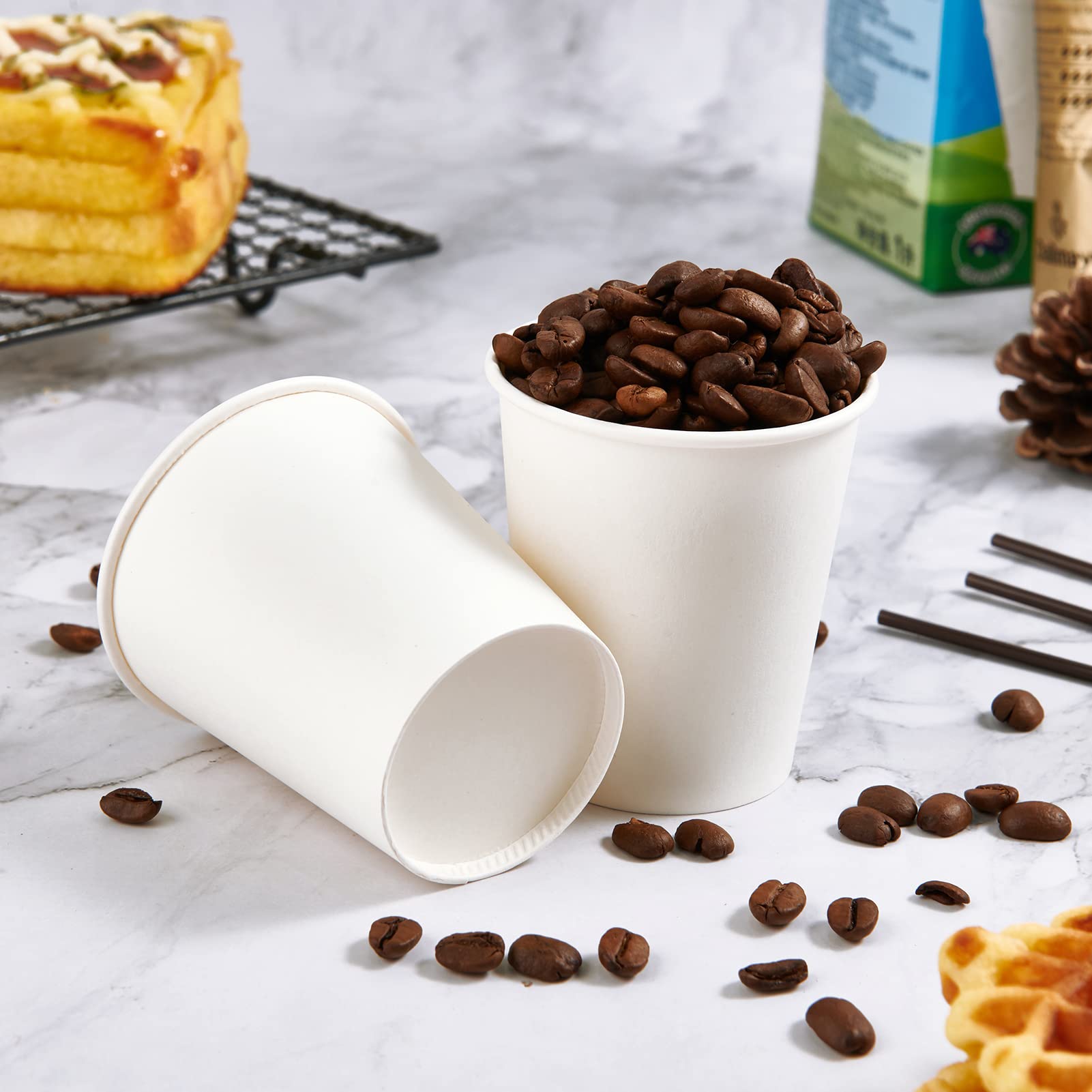TV TOPVALUE vaso en cafetería de oficina resaltando uso versátil y profesional