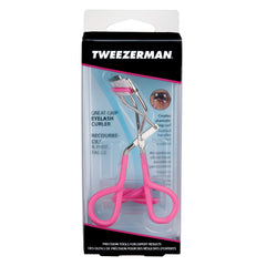 Tweezerman rizador en uso elevando pestañas para mirada más despierta y definida