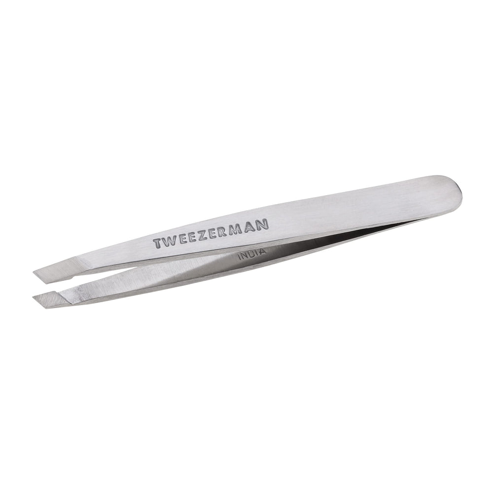 Tweezerman pinza en uso definiendo cejas con control y limpieza