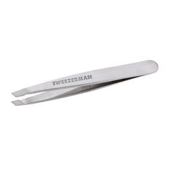 Tweezerman pinza en uso definiendo cejas con control y limpieza