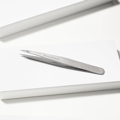 Tweezerman pinza en uso afinando cejas con control profesional