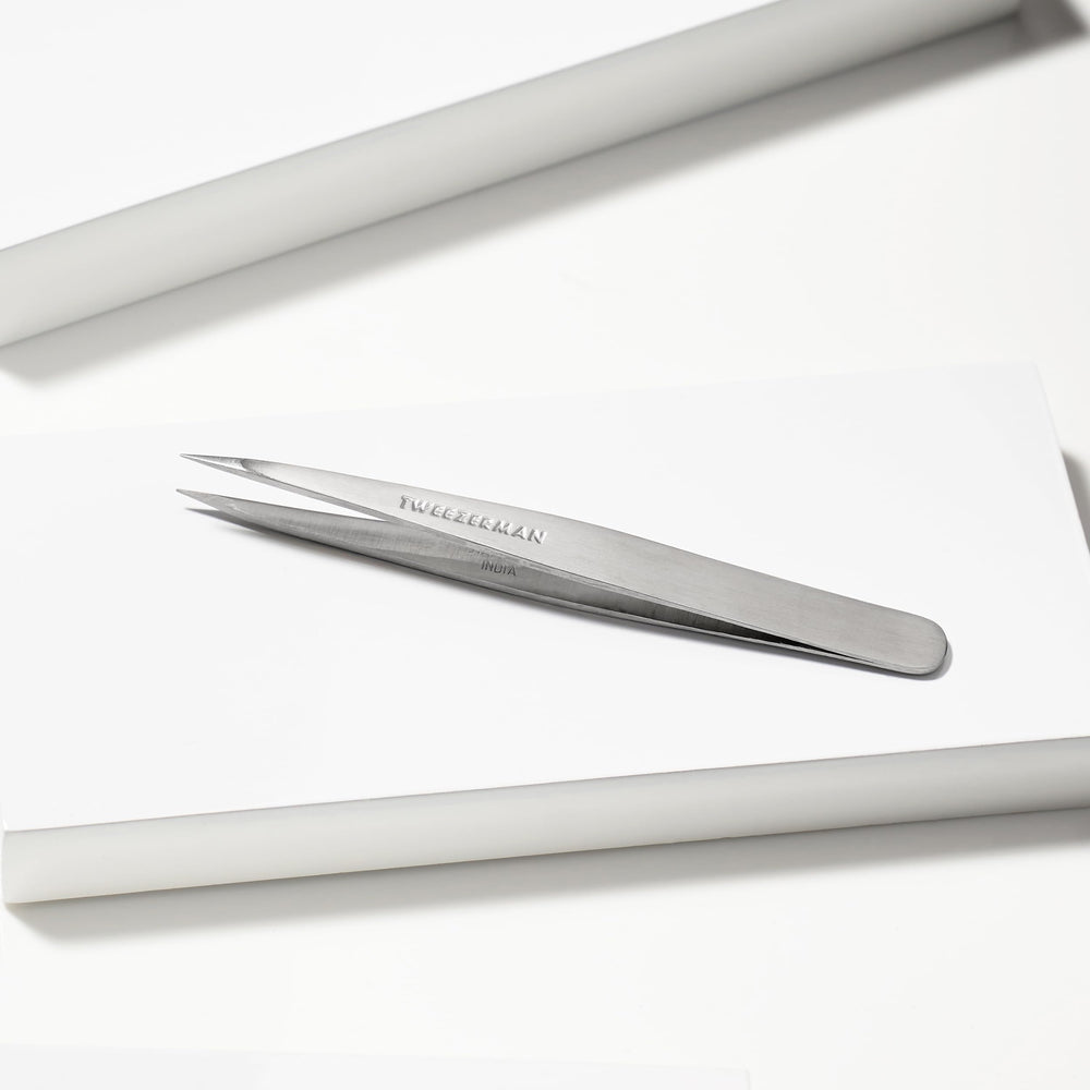 Tweezerman pinza en uso afinando cejas con control profesional