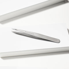 Tweezerman pinza en uso afinando cejas con control profesional