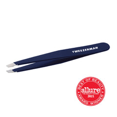 Tweezerman pinza en uso retirando pelo para cejas definidas