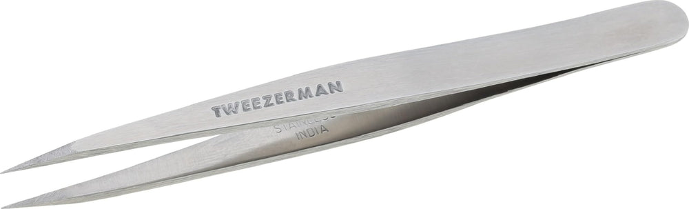 Tweezerman pinza frontal mostrando diseño moderno y agarre preciso